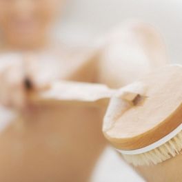 Dry brushing. A técnica de esfoliar o corpo a seco