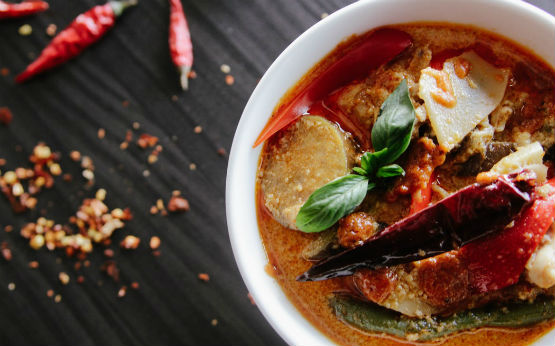 tigela com sopa de vegetais, batata e tomate