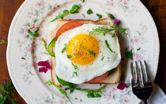 prato com tosta de tomate e ovo estrelado