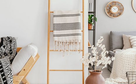 14 mantas quentes para ter sempre ao lado do sof&aacute;