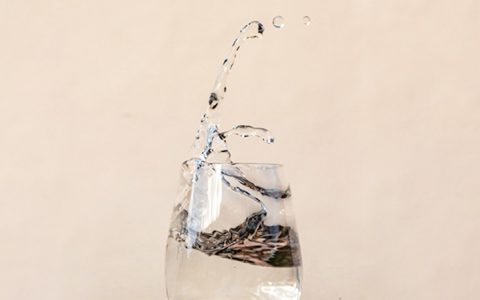 As águas alcalinas estão na moda. São ou não benéficas?