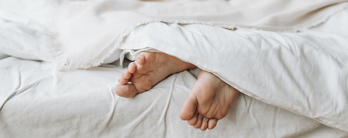 Nunca consegue dormir bem na cama de outra pessoa? Saiba porquê