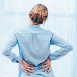 Costuma ter dores nas costas? Faça estes truques para acabar com elas