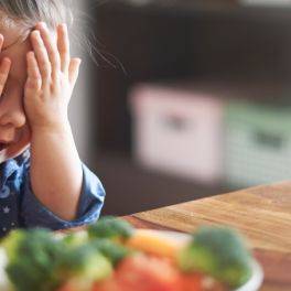 Como conseguir que os seus filhos comam mais vegetais e fruta