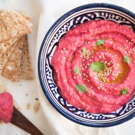 Quer mostrar os seus dotes culinários? Arrase com este húmus de beterraba