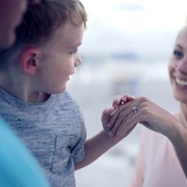 Como a empatia pode ajudar o seu filho a ser mais feliz