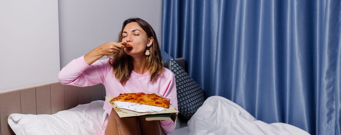 5 alimentos que não deve ingerir antes de dormir