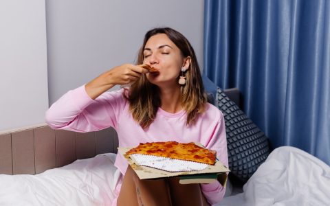 5 alimentos que não deve ingerir antes de dormir
