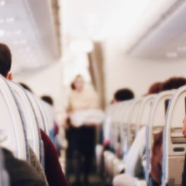 É isto que deve fazer assim que sai do avião