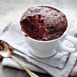 O bolo de caneca de chocolate que fica pronto em 5 minutos