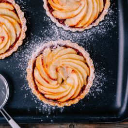 Tarte de ma&ccedil;&atilde; com framboesas: grande sabor em tamanho mini!
