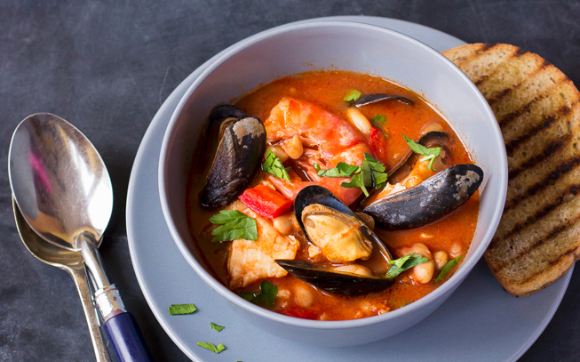 Os melhores sabores do mar juntos numa deliciosa sopa de peixe