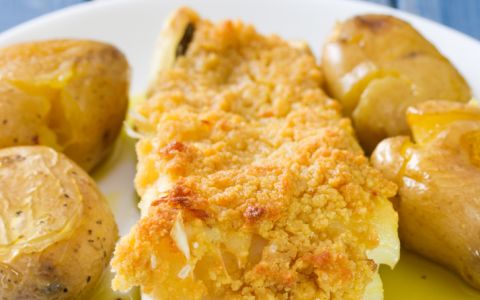 Faça um saboroso bacalhau com broa e convide os amigos