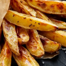 Acompanhe as suas refeições com estas batatas "fritas" no forno