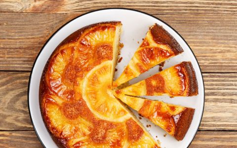 Sem saber o que fazer para a sobremesa? Experimente este bolo de ananás caramelizado