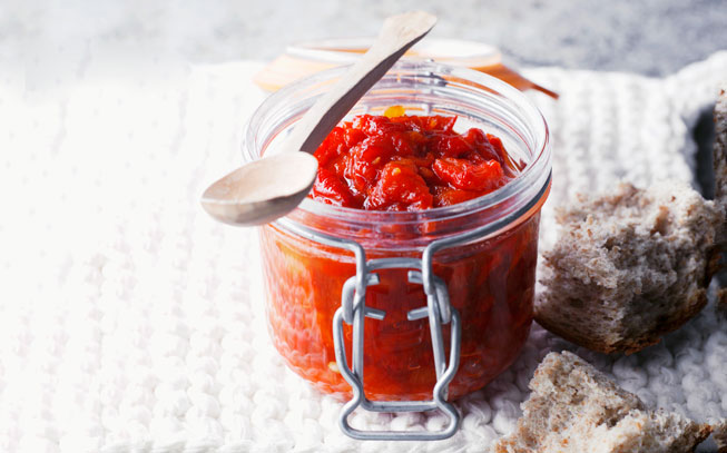 Tenha umas tostas à mão e prove este doce de tomate