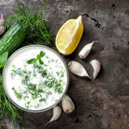 Tempere a sua salada com este molho de iogurte
