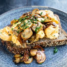 Sem tempo para cozinhar? Fa&ccedil;a estes ovos mexidos com cogumelos