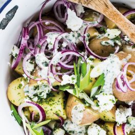 Experimente esta salada de batata rústica com cebola-roxa