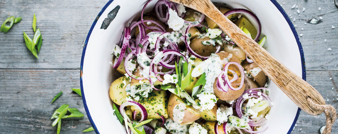Experimente esta salada de batata rústica com cebola-roxa