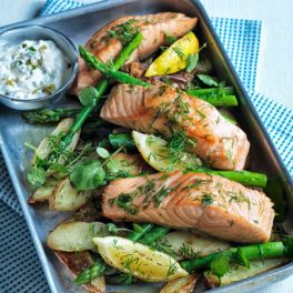 Salm&atilde;o no forno com espargos, batata assada e molho tsatsiki