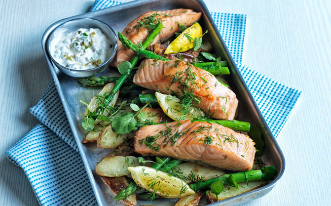 Salmão no forno com espargos, batata assada e molho tsatsiki