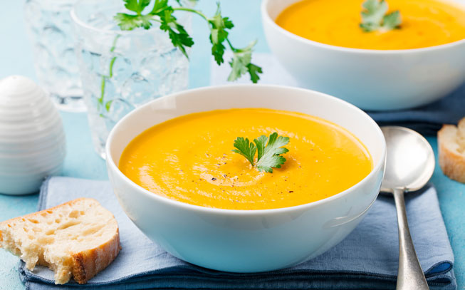 Sopa de abóbora para ficar aconchegada (e bem alimentada)