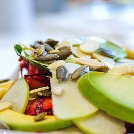 Prove esta salada de quinoa com beterraba fresca e saudável