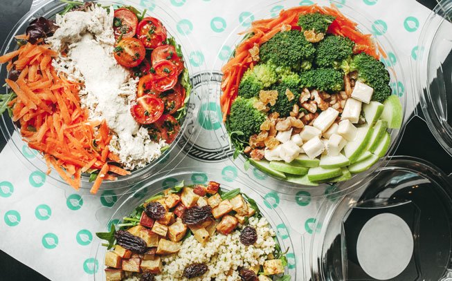 Saladas prontas a comer para quando não tem tempo para almoçar