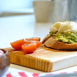 Procura um lanche diferente e saudável? Prove esta tartine de abacate