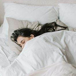 Estes 9 produtos vão ajudá-la a dormir (muito) melhor
