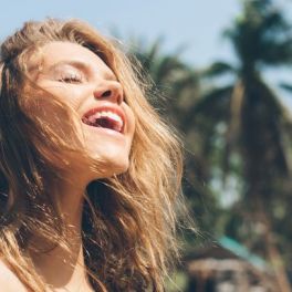 Sabe porque é que devia estar a proteger o cabelo no verão?