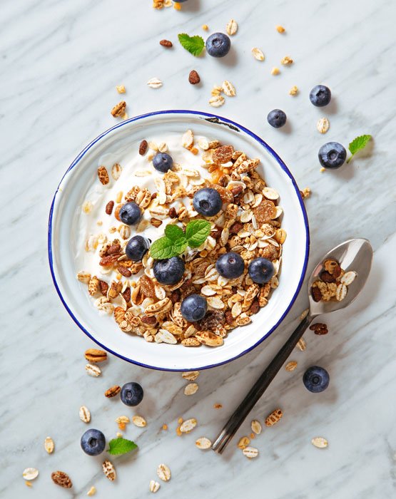 taça de iogurte, granola e mirtilo