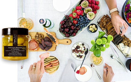 mesa de petiscos e azeitonas