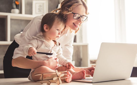 mãe com bebé ao computador