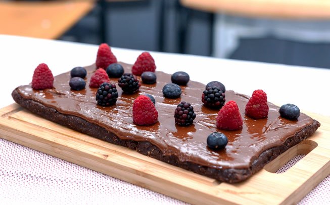 brownie saudável que não leva açúcar com frutos vermelhos a decorar