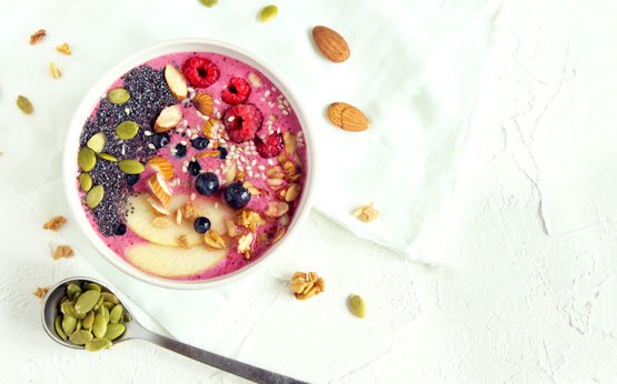 taça de iogurte com fruta e sementes de abóbora