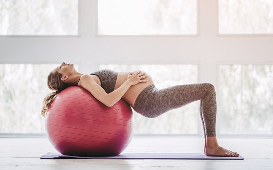 mulher deitada na bola de pilates a fazer exercicios de kegel