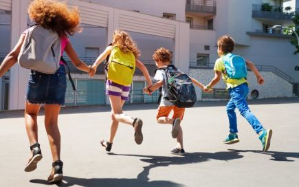 Regresso às aulas. Dicas para aliviar a mochila dos seus filhos (e proteger-lhes as costas)