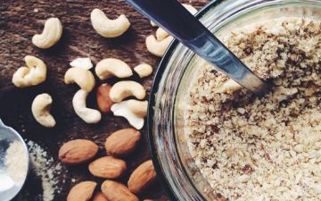 Dê mais sabor às massas com este parmesão de frutos secos (vegan)