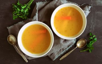 Invista em temperos saud&aacute;veis como este caldo de legumes
