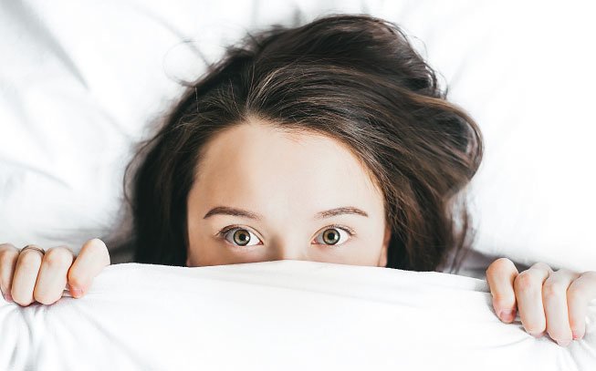 O sono da mulher: o que faz com que tenhamos mais insónias?
