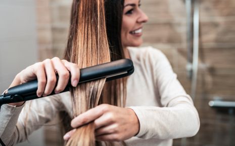 6 dicas para alisar o cabelo em casa e parecer que saiu do cabeleireiro