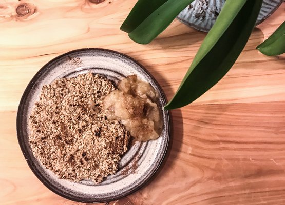 nutrição ayurvédica: panqueca de aveia e quinoa com puré de maçã