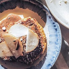 Pode comer estas panquecas de aveia a qualquer refeição