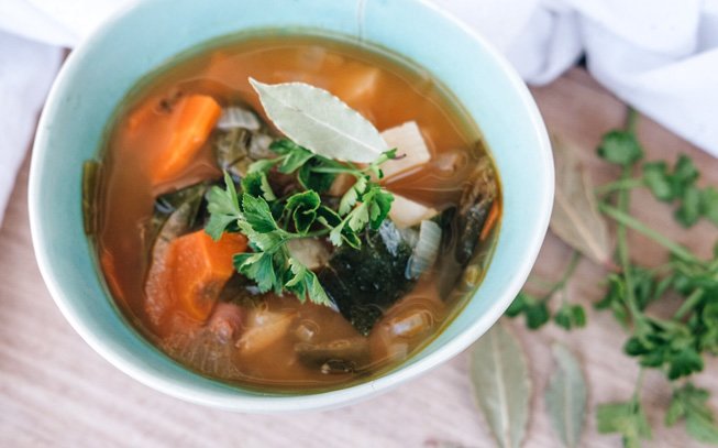 taça com sopa da pedra