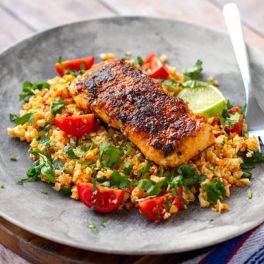Salmão de cajun com arroz de couve-flor. Já experimentou?