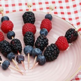 Espetadas de fruta: o snack saudável para toda a família