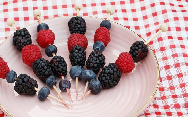 espetada de fruta com amora e framboesas