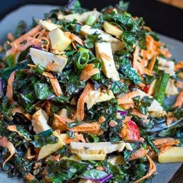 Salada paleo: couve kale com frango e maçã. Já experimentou?